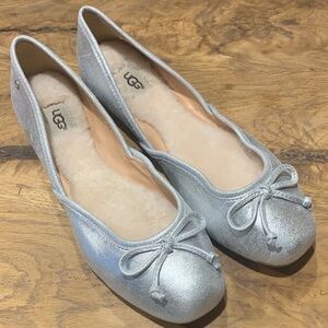 NWT UGG Lena Silver Ballet Flats sheepskin lined with bow sz 7